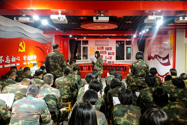 向榜樣看齊!火箭軍某部官兵掀起學習先進事蹟熱潮 向榜樣看齊!火箭軍某部官兵掀起學習先進事蹟熱潮