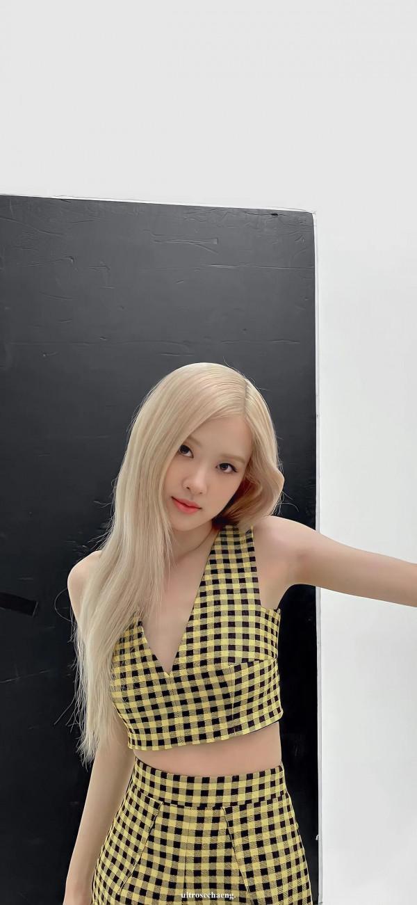 BLACKPINK樸彩英舞臺定妝造勢，金髮女郎魅力四射