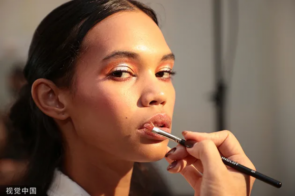 除了浮誇彩繪 還能跟時裝週的妝發學點啥