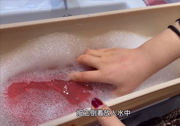 明明很乾淨的拖鞋,為什麼會散發惡臭味,有解決的辦法麼? 明明很乾淨的拖鞋,為什麼會散發惡臭味,有解決的辦法麼?