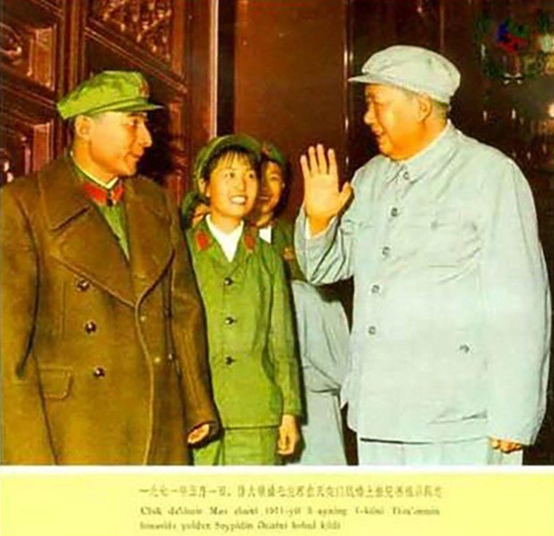 開國大典上，毛主席身後站著一個年輕人，戴著黑色禮帽，他是誰？