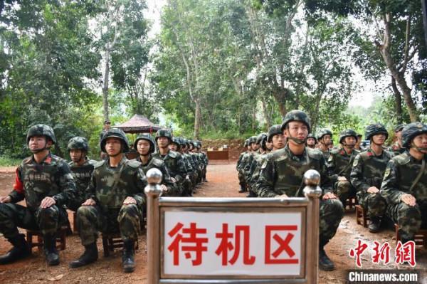 直擊武警海南總隊新兵團手榴彈實投現場