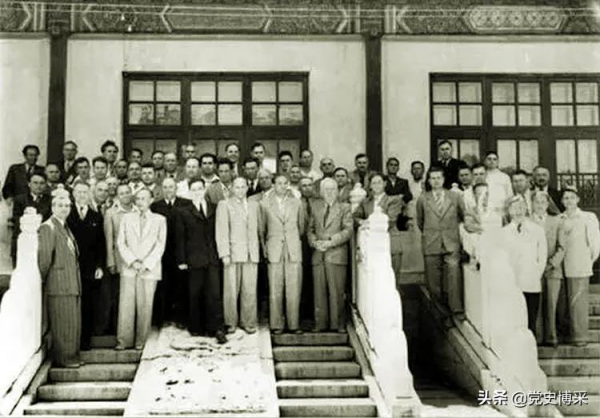 主持軍委工作的彭德懷一度設想學習蘇聯取消政治委員,羅榮桓堅決反對,毛澤東堅持以我為主,保持光榮傳統 主持軍委工作的彭德懷一度設想學習蘇聯取消政治委員,羅榮桓堅決反對,毛澤東堅持以我為主,保持光榮傳統