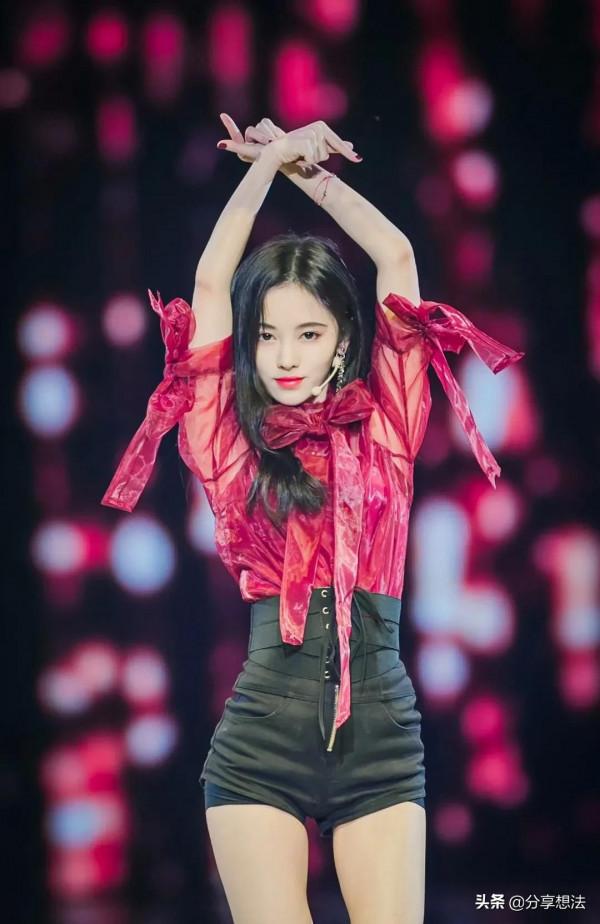 鞠婧禕現代裝美圖