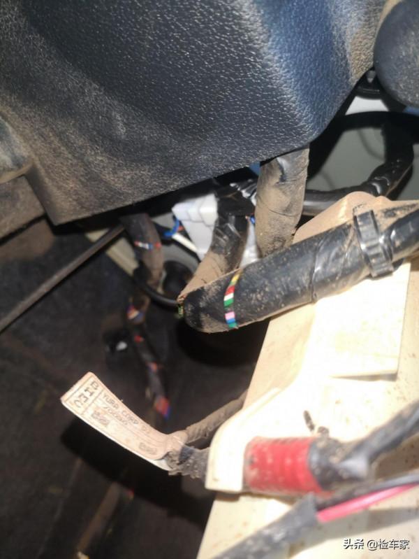 兩年的現代ix35開價9萬,扒開膠條全是泥沙,買主:鄭州拉來的吧 兩年的現代ix35開價9萬,扒開膠條全是泥沙,買主:鄭州拉來的吧