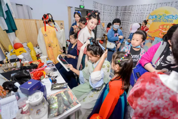 漢服換裝、花鈿上裝、團扇DIY......這個中秋，驚豔了全城