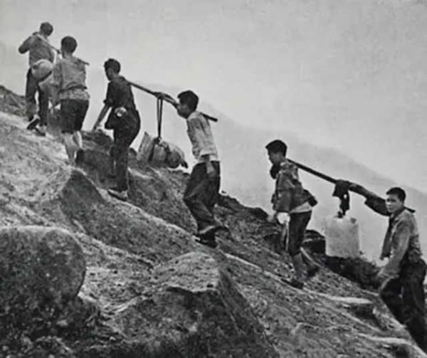 84年，越軍罵陣還朝哨所尿尿，駱科邦一擊將其斃命，越南懸賞3萬