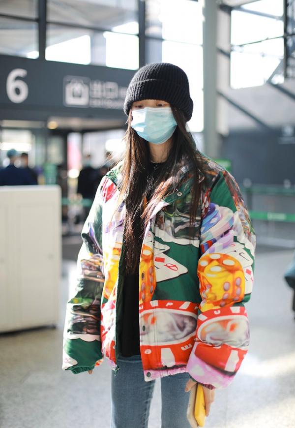 林允很認真在過冬，穿印花棉服+牛仔褲保暖減齡，美麗不凍人