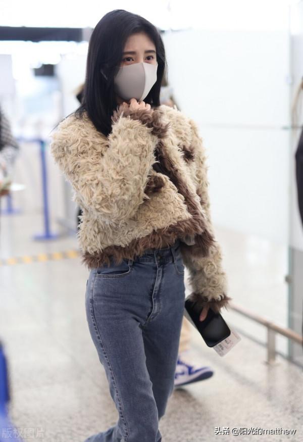 街拍：鞠婧神身穿白色羊羔毛小外套現身身材嬌小甜美可愛