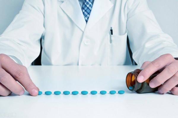 瑞舒伐他汀鈣片可以掰開使用嗎？藥師建議薄膜衣片最好整片吞服