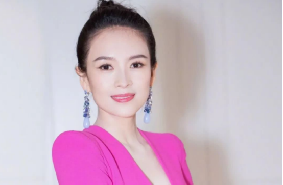 章子怡曬一家五口出遊照，16歲繼女女大十八變，小兒子現場秀畫藝