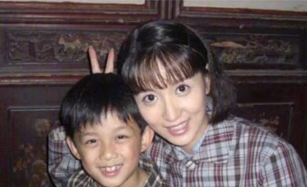 有種“整容”叫張萌,9年前我們可以演母女,9年後我們是姐弟 有種“整容”叫張萌,9年前我們可以演母女,9年後我們是姐弟