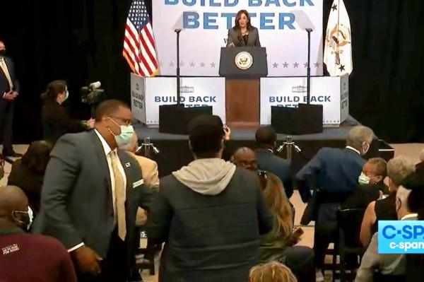 男子當眾質問美國副總統“我們為什麼不與中國人合作共建‘一帶一路’”，被特工帶離會場