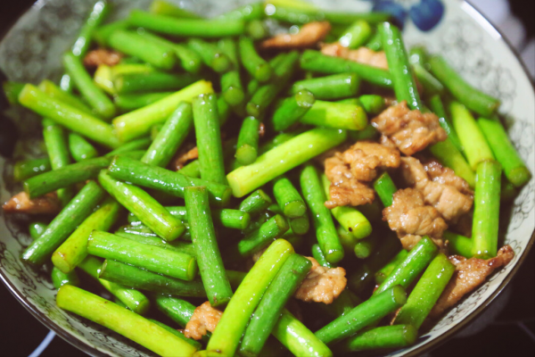 炒蒜薹，直接下鍋是不行的，要想蒜薹翠綠又脆嫩，還得多做1步