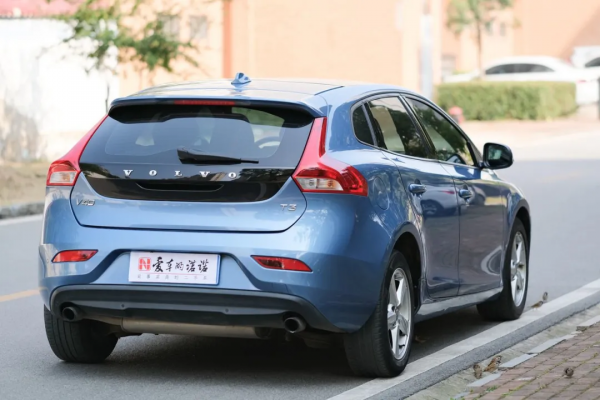 二手沃爾沃 V40：十萬級的品質代步車，安全又省心