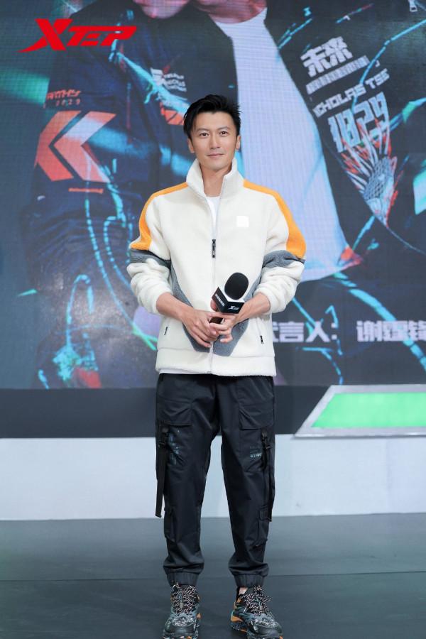 謝霆鋒亮相電影節，穿西裝走紅毯型男範十足，這顏值真不需要化妝