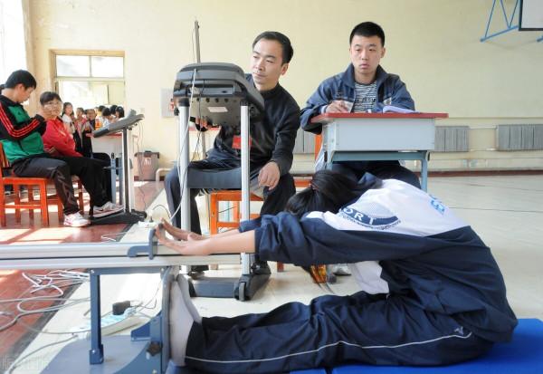 3個動作悄悄長高，發育中的孩子更明顯，成年後也可以長高3-5cm