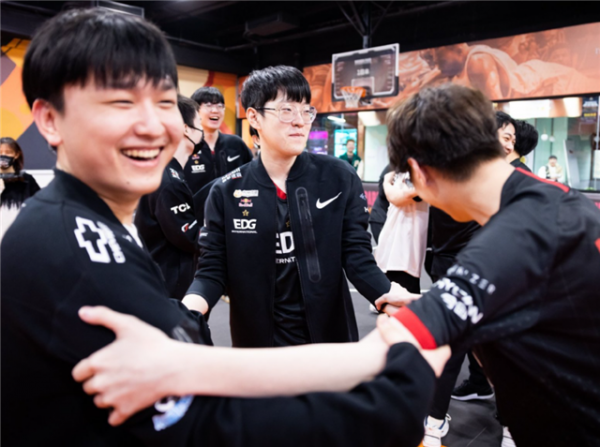 選手都橫著飛出去了？LPL運動會倒二是RNG，倒一沉默幾小時不吭聲