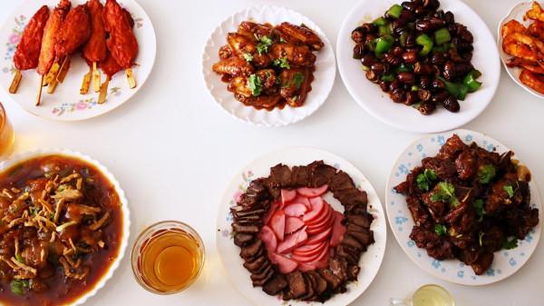 老婆同事來玩，我做8道菜招待，大家都不淡定：好想有這樣的老公