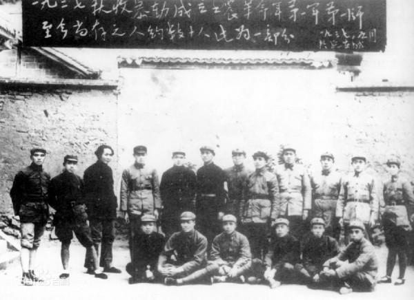 1949年,一副司令街頭遇見乞丐母親,為何不敢相認?原因讓人淚目 1949年,一副司令街頭遇見乞丐母親,為何不敢相認?原因讓人淚目