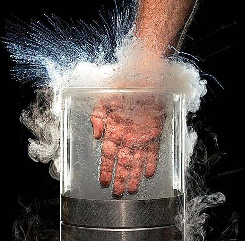 為什麼我們用手摸熔岩不會受傷？一個實驗告訴你答案