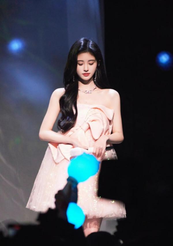 鞠婧禕對鏡自拍狀態好，和陳立農合唱，兩人身高差好萌cp感好強