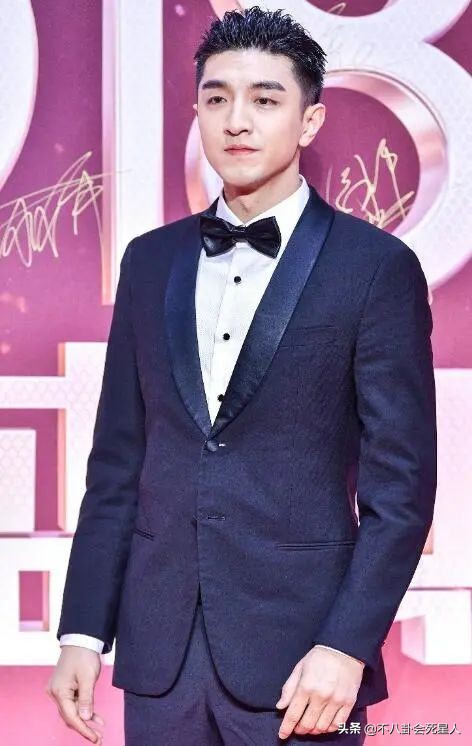 男星紅毯上的4種油膩風，鄧倫中招兩項，滿面油光成男神“殺手”