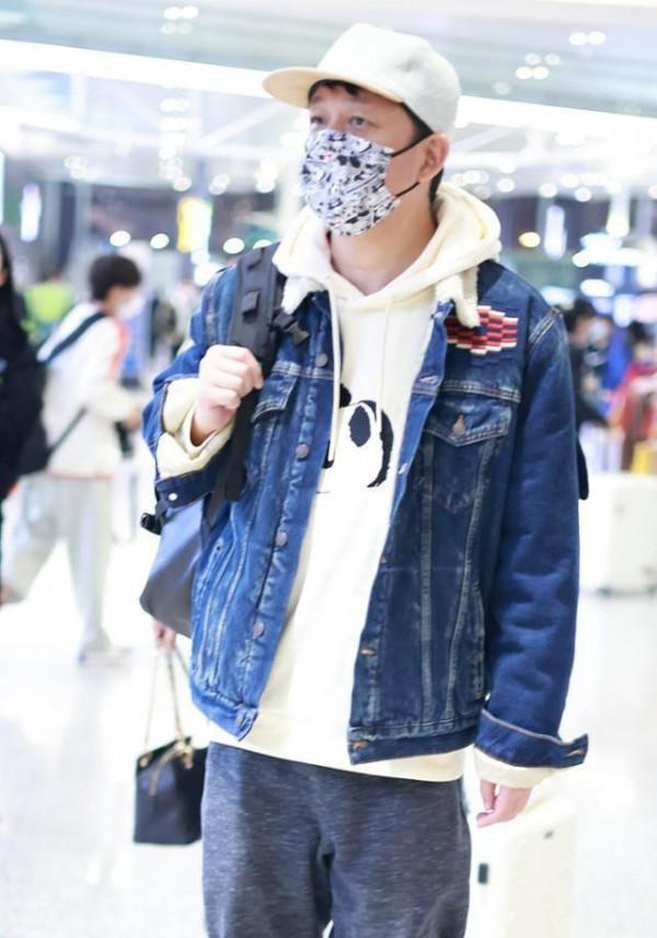 潘粵明都快50歲了，可是愣是把自己打扮成小夥，看著還挺時髦