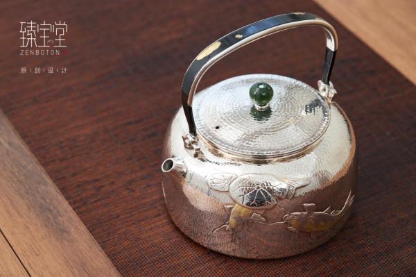 純金布目呈現祥瑞錦鯉,這把銀壺你感興趣嗎? 純金布目呈現祥瑞錦鯉,這把銀壺你感興趣嗎?