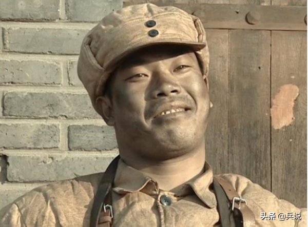 團長不讓友軍搬糧食，與政委爭吵，政委：我有最終決定權