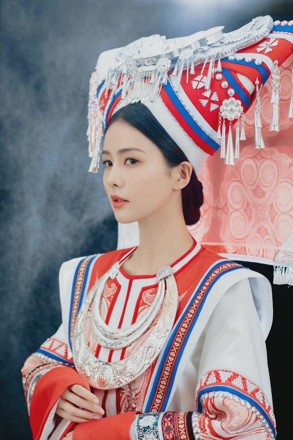 湖南臺春晚太牛了！舞臺造型徹底封神，白鹿穿一身民族風美開掛