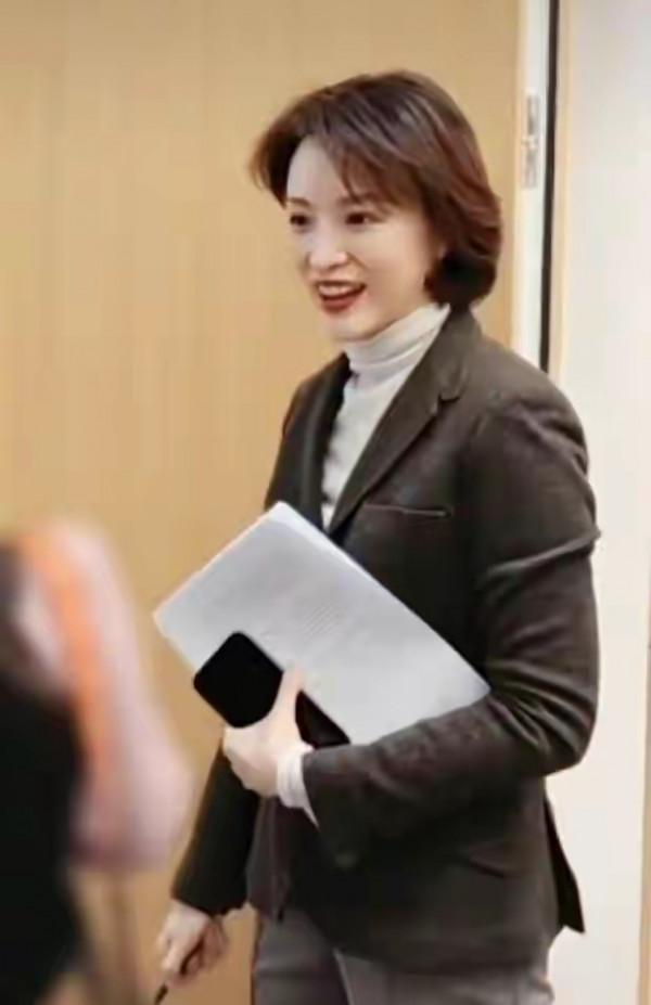 董卿再擔任評委太驚喜！穿正裝妥妥央視範，微燙捲髮罕見變溫柔了