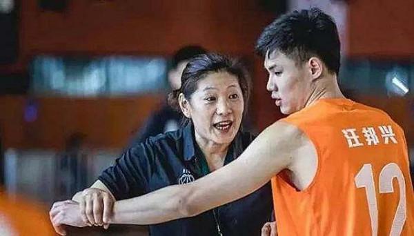 中國籃球金童玉女鞏曉彬李昕，9年前戀愛無結果，最後各自嫁娶