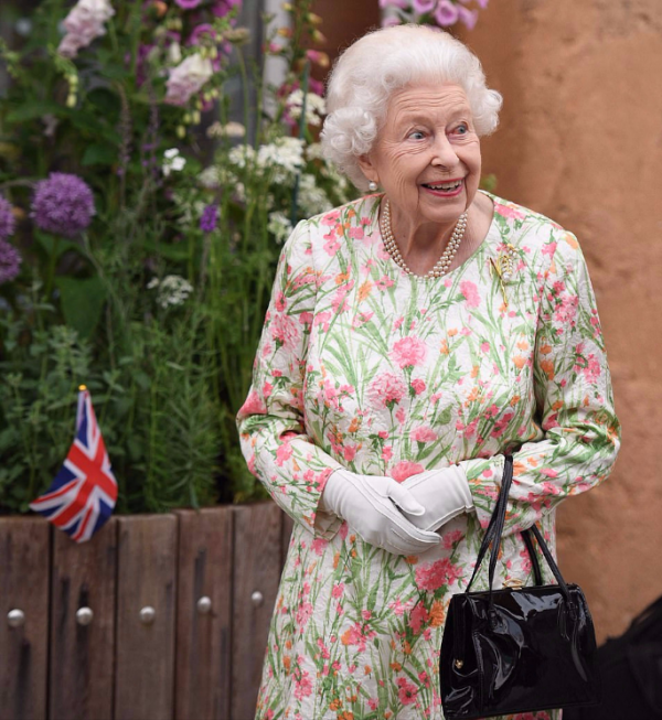 英女王罕見穿碎花白紗裙，在漂亮能幹的撒切爾夫人面前，她也怕輸