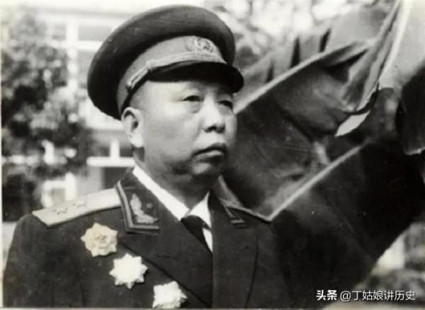 1960年,詹才芳中將路過南京,許世友敬了個軍禮:熱烈歡迎老首長 1960年,詹才芳中將路過南京,許世友敬了個軍禮:熱烈歡迎老首長
