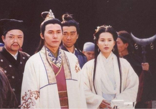 張國強曬TVB老戲骨合照！87歲羅蘭滿頭白髮，胡楓穿著時尚精神好