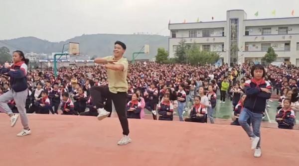 貴州這位老師,突然火了 貴州這位老師,突然火了