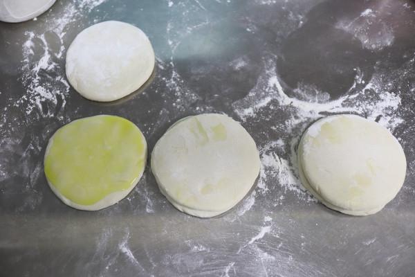 2分鐘出鍋的烙薄餅，又軟又香卷著吃，用涼水還是熱水揉麵不挑剔