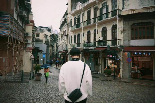 任嘉倫街頭隨拍，白色毛衣搭配黑色襯衣，清爽帥氣，滿滿男友風