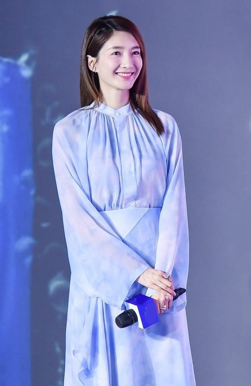 被江疏影氣質折服!如此花哨的裙裝上身不僅不俗,反倒穿出高階感 被江疏影氣質折服!如此花哨的裙裝上身不僅不俗,反倒穿出高階感