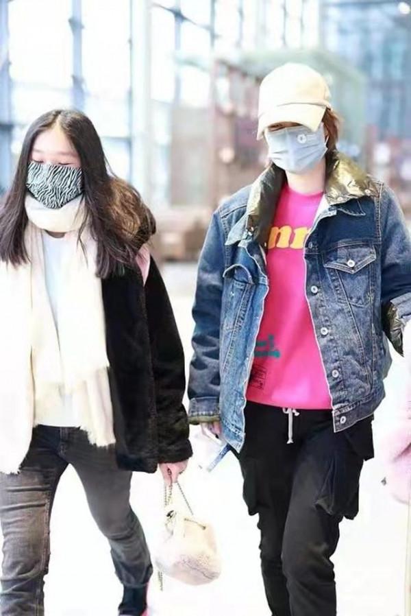 馬伊琍女兒怎麼突然胖了！穿皮草走機場變富二代，比媽媽還有範