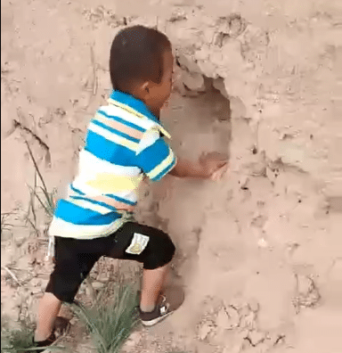 男孩的母親去世了,奶奶說媽媽在土裡睡覺,孩子每天對土洞喊媽媽 男孩的母親去世了,奶奶說媽媽在土裡睡覺,孩子每天對土洞喊媽媽