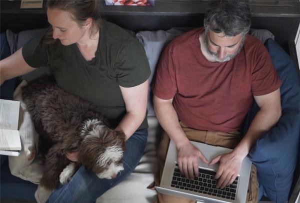 一對夫婦在荒島上住2年,蓋起10㎡蝸居,“離網”的日子簡單快樂 一對夫婦在荒島上住2年,蓋起10㎡蝸居,“離網”的日子簡單快樂