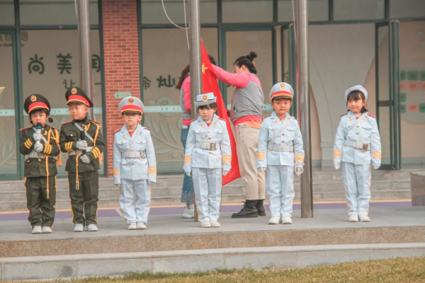 「美心·成長」小小的儀式 大大的情懷——綠苑幼兒園升旗儀式