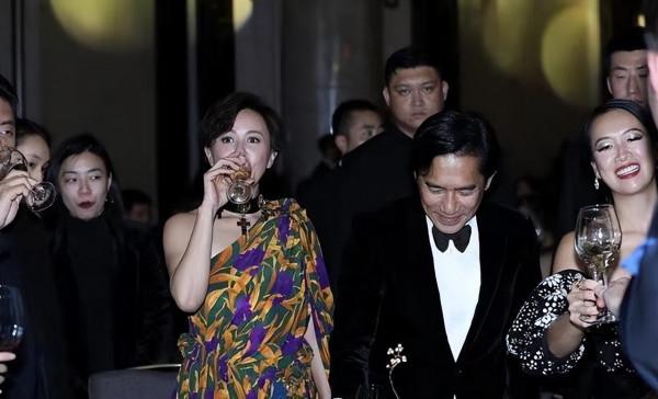 劉嘉玲不愧是“社牛”！穿花裙霸氣走紅毯，梁朝偉緊張拽衣角