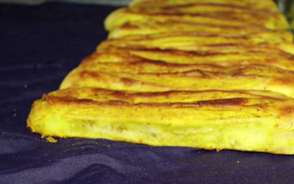 甘肅特色牛舌餅，15年老店一天用到10袋面，老闆做餅做到吐