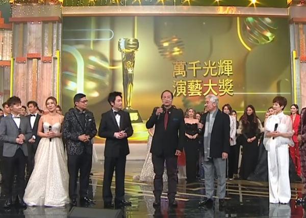 TVB頒獎禮！狄龍頒獎給姜大衛力破不和傳聞，兒子爆冷成雙料視帝