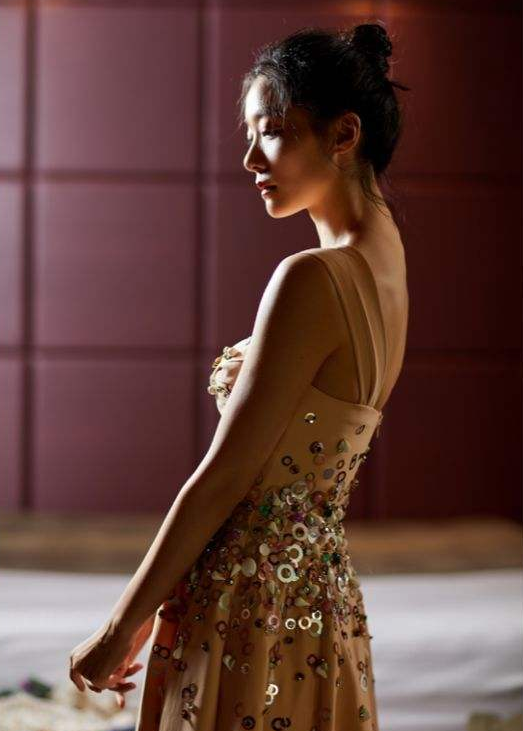 齊溪：娛樂圈的“奇女子”，穿帆布鞋走紅毯，顏值與實力並存