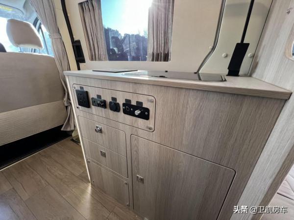 六座房車帶私人影院還有兩張雙人床