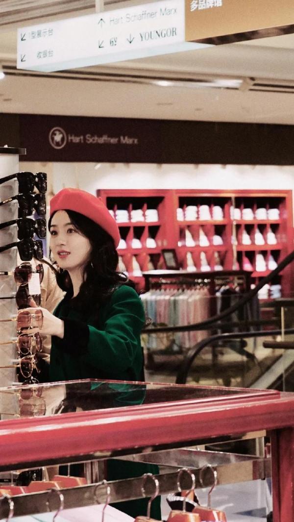 情人節趙麗穎手挽著李光潔劇照曝光，這是撒糖來了嗎？